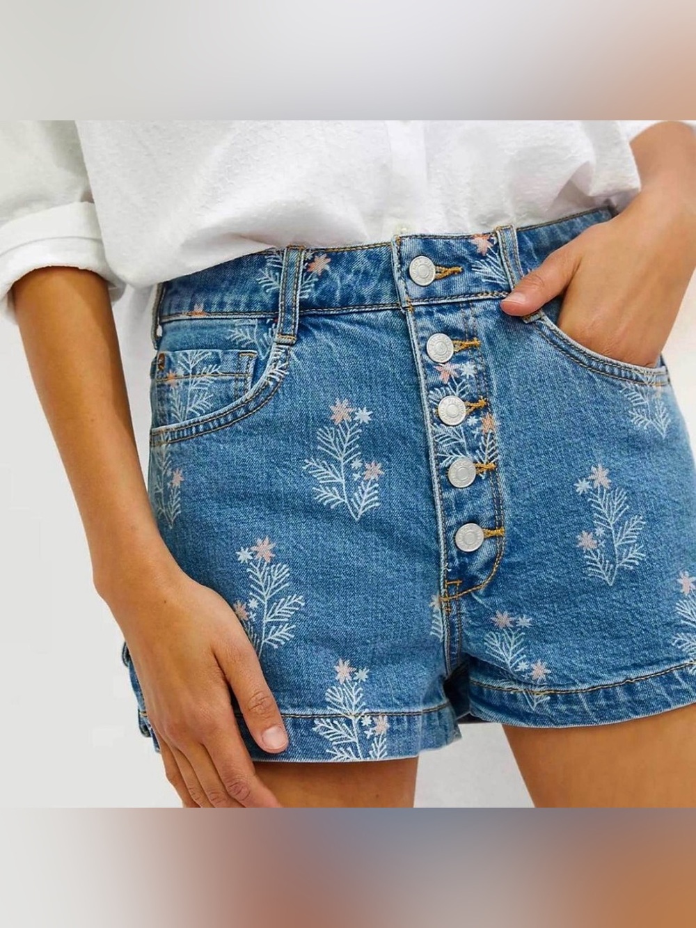 Anthropologie Pilcro Blue Denim Floral Button-Front Shorts Size 32
